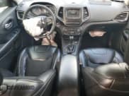 ✅ 2019 Jeep Cherokee Altitude • VIN: 1C4PJLLB2KD411373 • Лот: 81823075. Опубликован ранее на Copart с пробегом 172 968 миль. Бесплатный доступ к архиву аукционных продаж из США и подробный отчёт об истории автомобиля на DreamBid. Изображение 8.