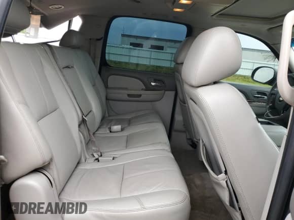 2010 Chevrolet Suburban LT z VIN 1GNUKJE39AR137057, wystawiony jako Copart lot #62516505 z przebiegiem 159 327 mil mil oraz Nie do naprawy • Non repairable. Historia ofert i sprzedaży dostępna na DreamBid. Obrazek 11.