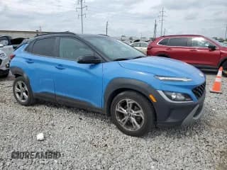 ✅ 2022 Hyundai Kona SEL • VIN: KM8K62AB3NU883543 • Лот: 72691784. Опубликован ранее на Copart с пробегом 76 182 миль. Бесплатный доступ к архиву аукционных продаж из США и подробный отчёт об истории автомобиля на DreamBid. Изображение 4.