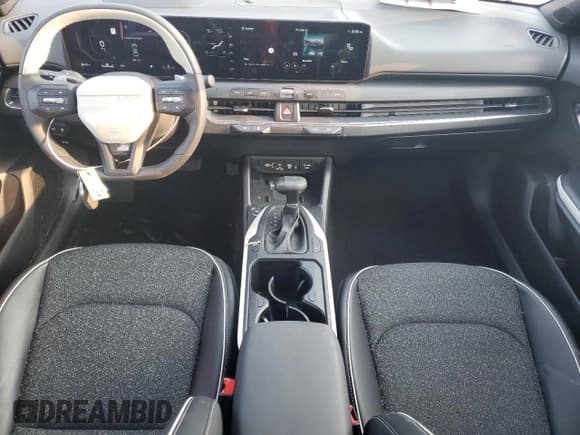 ✅ 2025 Kia K4 GT-Line • VIN: 3KPFW4DEXSE173864 • Lot: 71505925. Wystawiony na Copart z przebiegiem 4 186 mil. Bezpłatny archiwum sprzedaży aukcyjnych z USA i szczegółowy raport historii pojazdu na DreamBid. Zdjęcie 8.