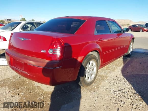 ✅ 2007 Chrysler 300 Touring • VIN: 2C3KA53G07H835327 • Lot: 43788233. Wystawiony na IAAI z przebiegiem 206 639 mil. Bezpłatny archiwum sprzedaży aukcyjnych z USA i szczegółowy raport historii pojazdu na DreamBid. Zdjęcie 4.