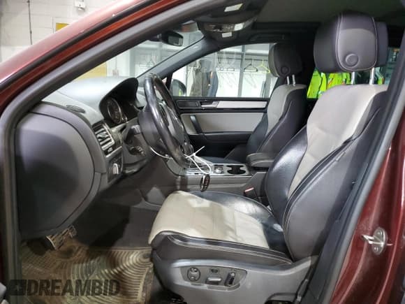 ✅ 2017 Volkswagen Touareg Wolfsburg Edition • VIN: WVGRF7BPXHD003559 • Lot: 41532925. Listed on Copart with 117,801 mi. Free auction sales archive from the USA and detailed vehicle history report at DreamBid. Image 7.