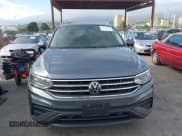 ✅ 2022 Volkswagen Tiguan SE • VIN: 3VV2B7AX8NM132534 • Lot: 42029787. Wystawiony na IAAI z przebiegiem 30 798 mil. Bezpłatny archiwum sprzedaży aukcyjnych z USA i szczegółowy raport historii pojazdu na DreamBid. Zdjęcie 12.