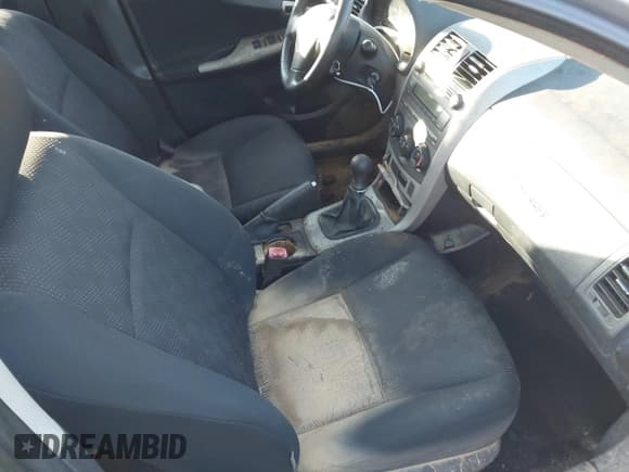 ✅ 2010 Toyota Corolla LE • VIN: 2T1BU4EE3AC459653 • Lot: 43690839. Wystawiony na IAAI z przebiegiem 208 960 mil. Bezpłatny archiwum sprzedaży aukcyjnych z USA i szczegółowy raport historii pojazdu na DreamBid. Zdjęcie 5.