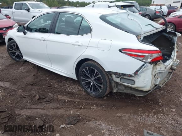 ✅ 2019 Toyota Camry LE • VIN: 4T1B11HK1KU205769 • Lot: 43546285. Listed on IAAI with 124,964 mi. Free auction sales archive from the USA and detailed vehicle history report at DreamBid. Image 3.
