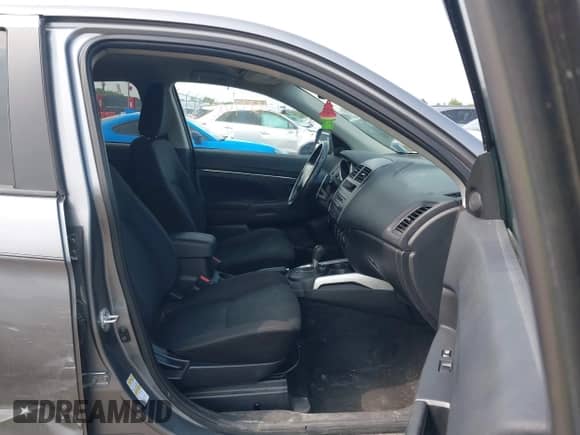 2013 Mitsubishi Outlander ES z VIN 4A4AR3AU8DE011083, wystawiony jako IAAI lot #43124485 z przebiegiem 90 264 mil mil oraz . Historia ofert i sprzedaży dostępna na DreamBid. Obrazek 5.