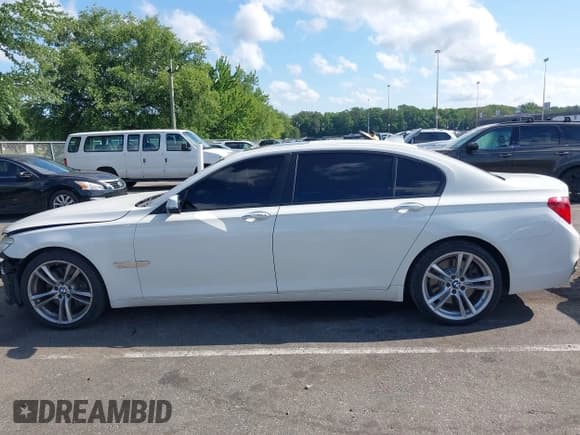 ✅ 2014 BMW 7 Series ALPINA B7 • VIN: WBAYE8C52ED135312 • Lot: 42939257. Wystawiony na IAAI z przebiegiem 146 878 mil. Bezpłatny archiwum sprzedaży aukcyjnych z USA i szczegółowy raport historii pojazdu na DreamBid. Zdjęcie 14.