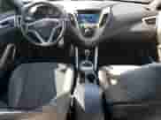 2016 Hyundai Veloster z VIN KMHTC6AD2GU289258, wystawiony jako Copart lot #65821443 z przebiegiem 64 420 mil mil oraz . Historia ofert i sprzedaży dostępna na DreamBid. Obrazek 8.