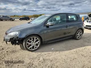 ✅ 2013 Volkswagen Golf GTI • VIN: WVWFD7AJ0DW120639 • Lot: 90141865. Wystawiony na Copart z przebiegiem 148 314 mil. Bezpłatny archiwum sprzedaży aukcyjnych z USA i szczegółowy raport historii pojazdu na DreamBid. Zdjęcie 1.