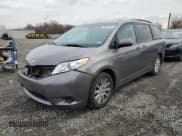 ✅ 2014 Toyota Sienna LE • VIN: 5TDJK3DC7ES089218 • Lot: 93612345. Wystawiony na Copart z przebiegiem 129 213 mil. Bezpłatny archiwum sprzedaży aukcyjnych z USA i szczegółowy raport historii pojazdu na DreamBid. Zdjęcie 1.