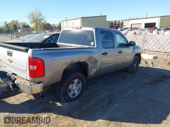 ✅ 2007 Chevrolet Silverado 1500 1LT • VIN: 2GCEC13J171730196 • Lot: 43476968. Wystawiony na IAAI z przebiegiem 319 737 mil. Bezpłatny archiwum sprzedaży aukcyjnych z USA i szczegółowy raport historii pojazdu na DreamBid. Zdjęcie 4.