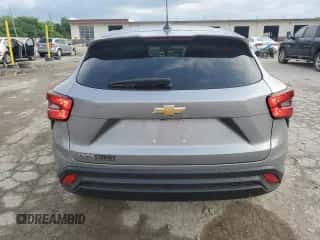 2024 Chevrolet Trax LS с VIN KL77LFE28RC126165, выставлен на аукционе Copart как лот 64843565 с пробегом 22 207 миль миль и Списание • Salvage title. История ставок и продаж доступна на DreamBid. Изображение 6.