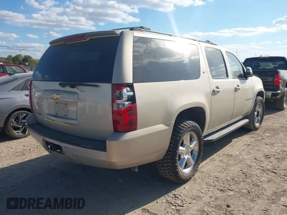 2007 Chevrolet Suburban LTZ z VIN 3GNFK16357G136455, wystawiony jako IAAI lot #43473740 z przebiegiem 242 653 mil mil oraz . Historia ofert i sprzedaży dostępna na DreamBid. Obrazek 4.