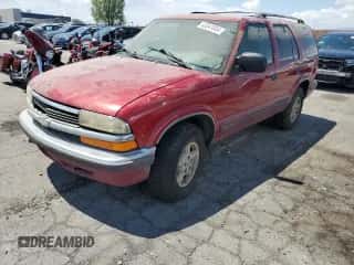 1999 Chevrolet Blazer LS z VIN 1GNDT13W2X2157694, wystawiony jako Copart lot #63347804 z przebiegiem Nie podano mil oraz Szkoda całkowita • Salvage title. Historia ofert i sprzedaży dostępna na DreamBid. Obrazek 1.