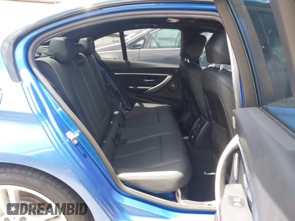 ✅ 2018 BMW 3 Series 340i • VIN: WBA8B3C52JK384632 • Lot: 42507124. Wystawiony na IAAI z przebiegiem 36 787 mil. Bezpłatny archiwum sprzedaży aukcyjnych z USA i szczegółowy raport historii pojazdu na DreamBid. Zdjęcie 8.