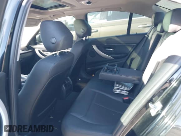 ✅ 2017 BMW 3 Series 320i • VIN: WBA8A9C38HK864446 • Lot: 43525474. Wystawiony na IAAI z przebiegiem 117 142 mil. Bezpłatny archiwum sprzedaży aukcyjnych z USA i szczegółowy raport historii pojazdu na DreamBid. Zdjęcie 21.