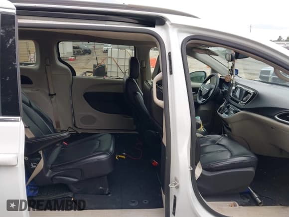 ✅ 2021 Chrysler Voyager LXi • VIN: 2C4RC1DG3MR520961 • Lot: 43097808. Wystawiony na IAAI z przebiegiem 105 091 mil. Bezpłatny archiwum sprzedaży aukcyjnych z USA i szczegółowy raport historii pojazdu na DreamBid. Zdjęcie 8.