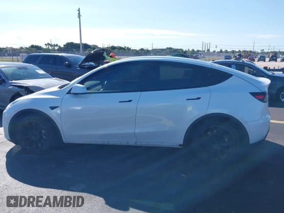 ✅ 2022 Tesla Model Y Long Range • VIN: 7SAYGDEE2NF385647 • Lot: 43434361. Wystawiony na IAAI z przebiegiem 86 365 mil. Bezpłatny archiwum sprzedaży aukcyjnych z USA i szczegółowy raport historii pojazdu na DreamBid. Zdjęcie 14.