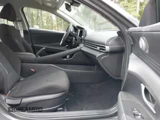 2025 Hyundai Elantra SE z VIN KMHLL4DG7SU912988, wystawiony jako IAAI lot #43346956 z przebiegiem 4 894 mil mil oraz . Historia ofert i sprzedaży dostępna na DreamBid. Obrazek 5.