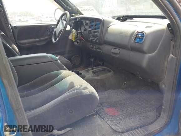 ✅ 2000 Dodge Dakota • VIN: 1B7GG2AX7YS735141 • Lot: 43214718. Listed on IAAI with 220,792 mi. Free auction sales archive from the USA and detailed vehicle history report at DreamBid. Image 5.