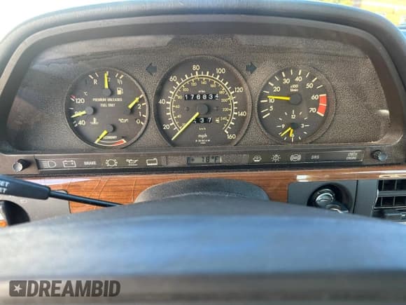 ✅ 1990 Mercedes-Benz 420 SEL • VIN: WDBCA35E7LA536957 • Lot: 71796915. Wystawiony na Copart z przebiegiem 176 872 mil. Bezpłatny archiwum sprzedaży aukcyjnych z USA i szczegółowy raport historii pojazdu na DreamBid. Zdjęcie 8.