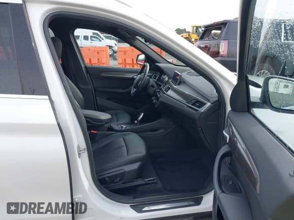 ✅ 2020 BMW X1 xDrive28i • VIN: WBXJG9C0XL5R62672 • Lot: 43520248. Wystawiony na IAAI z przebiegiem 56 392 mil. Bezpłatny archiwum sprzedaży aukcyjnych z USA i szczegółowy raport historii pojazdu na DreamBid. Zdjęcie 5.