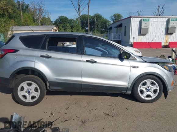 ✅ 2018 Ford Escape S • VIN: 1FMCU0F77JUA17972 • Lot: 43285177. Wystawiony na IAAI z przebiegiem 131 379 mil. Bezpłatny archiwum sprzedaży aukcyjnych z USA i szczegółowy raport historii pojazdu na DreamBid. Zdjęcie 12.