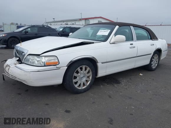 ✅ 2010 Lincoln Town Car Signature Limited • VIN: 2LNBL8CV7AX616671 • Lot: 43570037. Wystawiony na IAAI z przebiegiem 134 132 mil. Bezpłatny archiwum sprzedaży aukcyjnych z USA i szczegółowy raport historii pojazdu na DreamBid. Zdjęcie 2.