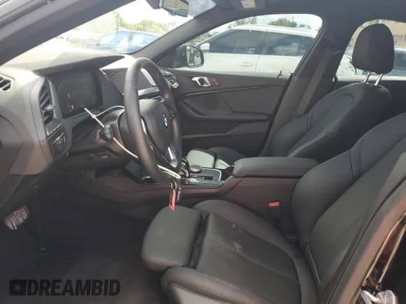 ✅ 2024 BMW 2 Series 228i xDrive • VIN: WBA73AK06R7N61734 • Lot: 81242715. Wystawiony na Copart z przebiegiem 12 581 mil. Bezpłatny archiwum sprzedaży aukcyjnych z USA i szczegółowy raport historii pojazdu na DreamBid. Zdjęcie 7.