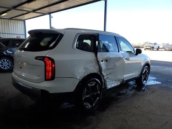 ✅ 2025 Kia Telluride S • VIN: 5XYP6DGC9SG581080 • Lot: 87004605. Listed on Copart with 20,537 mi. Free auction sales archive from the USA and detailed vehicle history report at DreamBid. Image 3.