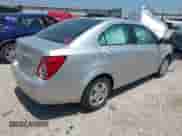 2015 Chevrolet Sonic LS z VIN 1G1JA5SH3F4146565, wystawiony jako IAAI lot #42924341 z przebiegiem 114 320 mil mil oraz . Historia ofert i sprzedaży dostępna na DreamBid. Obrazek 4.