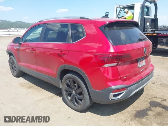 ✅ 2022 Volkswagen Taos SE • VIN: 3VVPX7B2XNM037418 • Lot: 42762385. Wystawiony na IAAI z przebiegiem 49 933 mil. Bezpłatny archiwum sprzedaży aukcyjnych z USA i szczegółowy raport historii pojazdu na DreamBid. Zdjęcie 3.