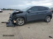 ✅ 2023 Hyundai Kona SE • VIN: KM8K22AB6PU995381 • Лот: 68611144. Опубликован ранее на Copart с пробегом 18 996 миль. Бесплатный доступ к архиву аукционных продаж из США и подробный отчёт об истории автомобиля на DreamBid. Изображение 1.