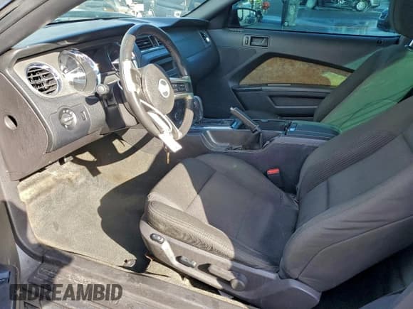 ✅ 2014 Ford Mustang V6 • VIN: 1ZVBP8AM7E5324297 • Лот: 94642565. Опубликован ранее на Copart с пробегом 129 204 миль. Бесплатный доступ к архиву аукционных продаж из США и подробный отчёт об истории автомобиля на DreamBid. Изображение 7.