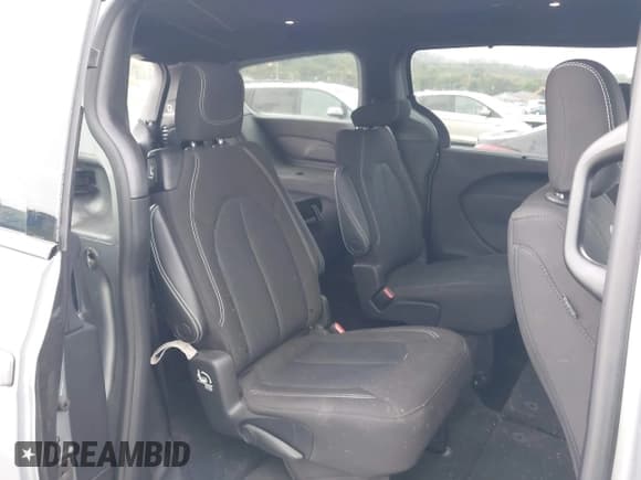 ✅ 2021 Chrysler Pacifica Touring • VIN: 2C4RC3FG0MR567261 • Lot: 43511079. Listed on IAAI with 18,350 mi. Free auction sales archive from the USA and detailed vehicle history report at DreamBid. Image 8.