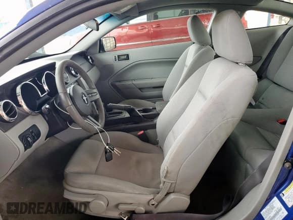 ✅ 2005 Ford Mustang Deluxe • VIN: 1ZVFT80N155241066 • Lot: 93212655. Wystawiony na Copart z przebiegiem 100 683 mil. Bezpłatny archiwum sprzedaży aukcyjnych z USA i szczegółowy raport historii pojazdu na DreamBid. Zdjęcie 7.