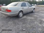 ✅ 1999 Mercedes-Benz E • VIN: WDBJF25H5XA908248 • Lot: 42910479. Wystawiony na IAAI z przebiegiem Nie podano. Bezpłatny archiwum sprzedaży aukcyjnych z USA i szczegółowy raport historii pojazdu na DreamBid. Zdjęcie 4.