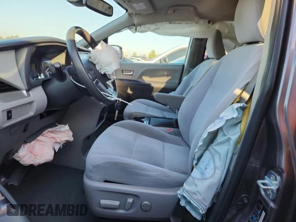 ✅ 2020 Toyota Sienna LE • VIN: 5TDKZ3DC6LS065280 • Лот: 90707345. Опубликован ранее на Copart с пробегом 97 157 миль. Бесплатный доступ к архиву аукционных продаж из США и подробный отчёт об истории автомобиля на DreamBid. Изображение 7.