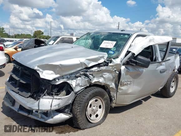 2016 Ram 1500 Express z VIN 3C6JR6AG4GG278048, wystawiony jako IAAI lot #43393792 z przebiegiem Nie podano mil oraz . Historia ofert i sprzedaży dostępna na DreamBid. Obrazek 6.