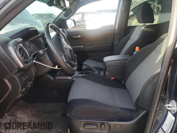 ✅ 2023 Toyota Tacoma SR • VIN: 3TYCZ5AN0PT110522 • Лот: 82789424. Опубликован ранее на Copart с пробегом 45 115 миль. Бесплатный доступ к архиву аукционных продаж из США и подробный отчёт об истории автомобиля на DreamBid. Изображение 7.