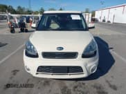 ✅ 2013 Kia Soul + • VIN: KNDJT2A69D7576936 • Лот: 43417625. Опубликован ранее на IAAI с пробегом 80 119 миль. Бесплатный доступ к архиву аукционных продаж из США и подробный отчёт об истории автомобиля на DreamBid. Изображение 12.