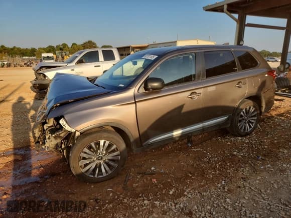 ✅ 2019 Mitsubishi Outlander ES • VIN: JA4AD2A36KZ028889 • Lot: 80701105. Wystawiony na Copart z przebiegiem 128 683 mil. Bezpłatny archiwum sprzedaży aukcyjnych z USA i szczegółowy raport historii pojazdu na DreamBid. Zdjęcie 1.