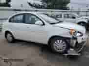 2009 Hyundai Accent Auto GLS z VIN KMHCN46C79U296529, wystawiony jako Copart lot #73888934 z przebiegiem 49 093 mil mil oraz Szkoda całkowita • Salvage title. Historia ofert i sprzedaży dostępna na DreamBid. Obrazek 4.