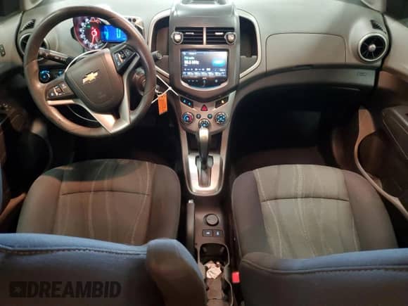 2014 Chevrolet Sonic LT z VIN 1G1JC5EH0E4180645, wystawiony jako Copart lot #50252275 z przebiegiem 152 471 mil mil oraz Czysty tytuł • Clean title. Historia ofert i sprzedaży dostępna na DreamBid. Obrazek 8.