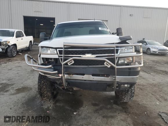 ✅ 2006 Chevrolet Silverado 2500HD LT3 • VIN: 1GCHK23D56F156919 • Lot: 84831324. Wystawiony na Copart z przebiegiem Nie podano. Bezpłatny archiwum sprzedaży aukcyjnych z USA i szczegółowy raport historii pojazdu na DreamBid. Zdjęcie 5.