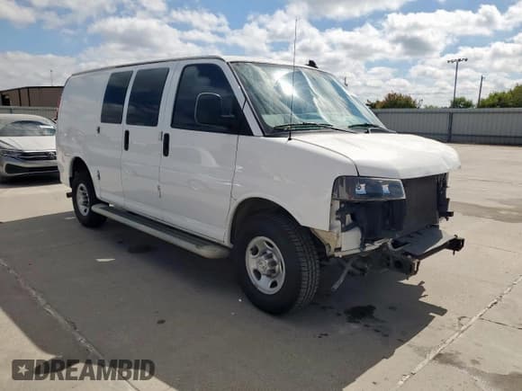✅ 2021 Chevrolet Express Cargo • VIN: 1GCWGAFP1M1308052 • Lot: 81656165. Wystawiony na Copart z przebiegiem 90 054 mil. Bezpłatny archiwum sprzedaży aukcyjnych z USA i szczegółowy raport historii pojazdu na DreamBid. Zdjęcie 4.
