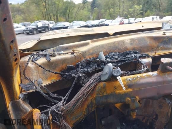 2011 Chevrolet Silverado 2500HD LT z VIN 1GC2KXCG6BZ138869, wystawiony jako IAAI lot #43311272 z przebiegiem Nie podano mil oraz . Historia ofert i sprzedaży dostępna na DreamBid. Obrazek 11.