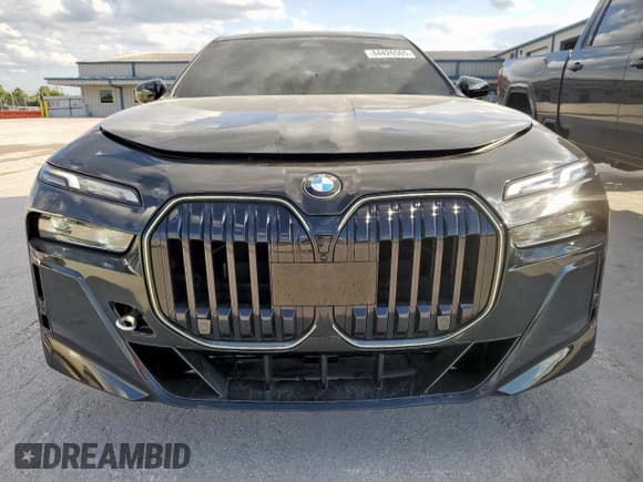 ✅ 2024 BMW 7 Series 760i xDrive • VIN: WBA33EJ02RCS57864 • Lot: 84426565. Wystawiony na Copart z przebiegiem 7 726 mil. Bezpłatny archiwum sprzedaży aukcyjnych z USA i szczegółowy raport historii pojazdu na DreamBid. Zdjęcie 5.