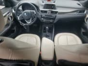 ✅ 2017 BMW X1 xDrive28i • VIN: WBXHT3Z34H4A52475 • Lot: 82125045. Wystawiony na Copart z przebiegiem 78 141 mil. Bezpłatny archiwum sprzedaży aukcyjnych z USA i szczegółowy raport historii pojazdu na DreamBid. Zdjęcie 8.