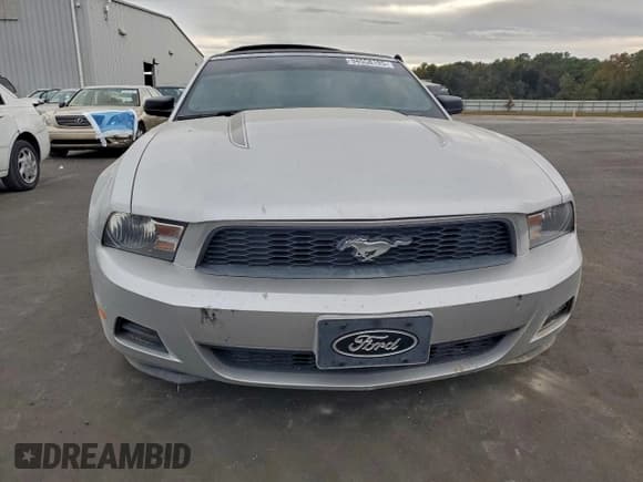 ✅ 2010 Ford Mustang V6 • VIN: 1ZVBP8EN8A5113414 • Лот: 94558195. Опубликован ранее на Copart с пробегом 132 819 миль. Бесплатный доступ к архиву аукционных продаж из США и подробный отчёт об истории автомобиля на DreamBid. Изображение 5.
